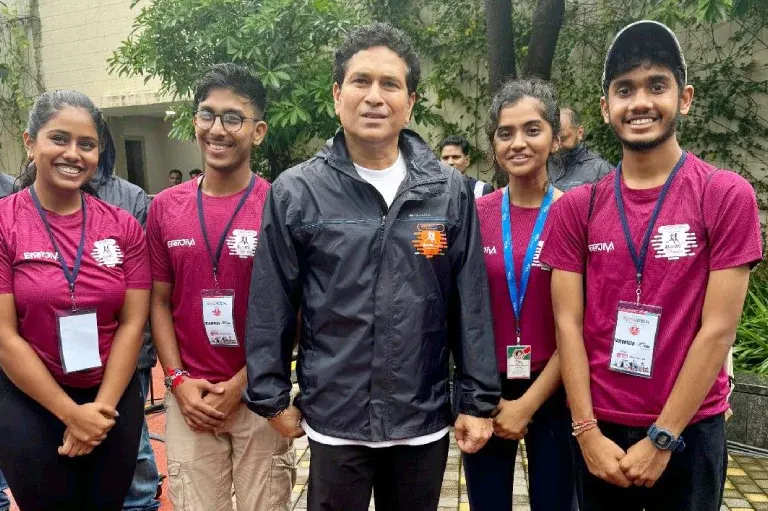 IISM students clicked a picture with Sachin Tendulkar while volunteering at the Ageas Federal Half Marathon 2024